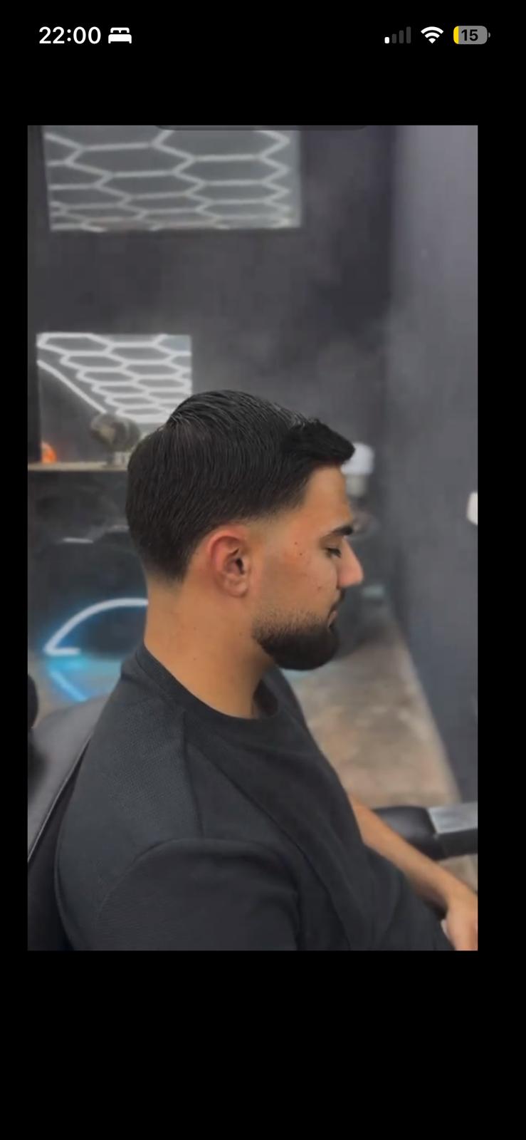 Klassischer Sidepart, nach hinten gestyltes Deckhaar